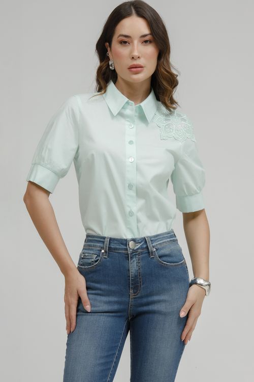 Camisa Feminina Manga Curta E Aplicação